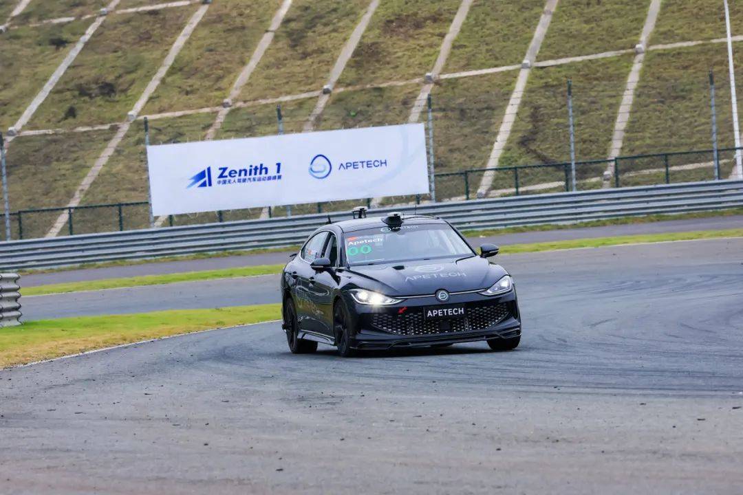 赛道上的无人驾驶赛车试验 赛道上的无人驾驶赛车试验