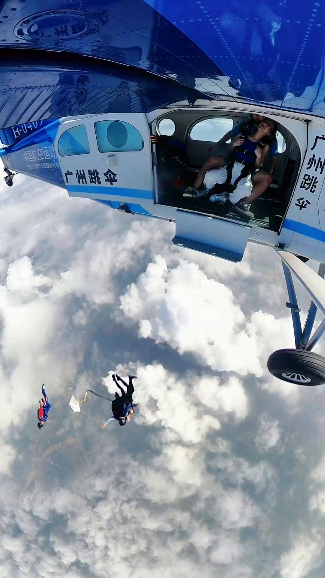 高空跳伞精彩表演,速度与勇气的极限需求的简单介绍 高空跳伞精彩表演,速度与勇气的极限需求的简单介绍